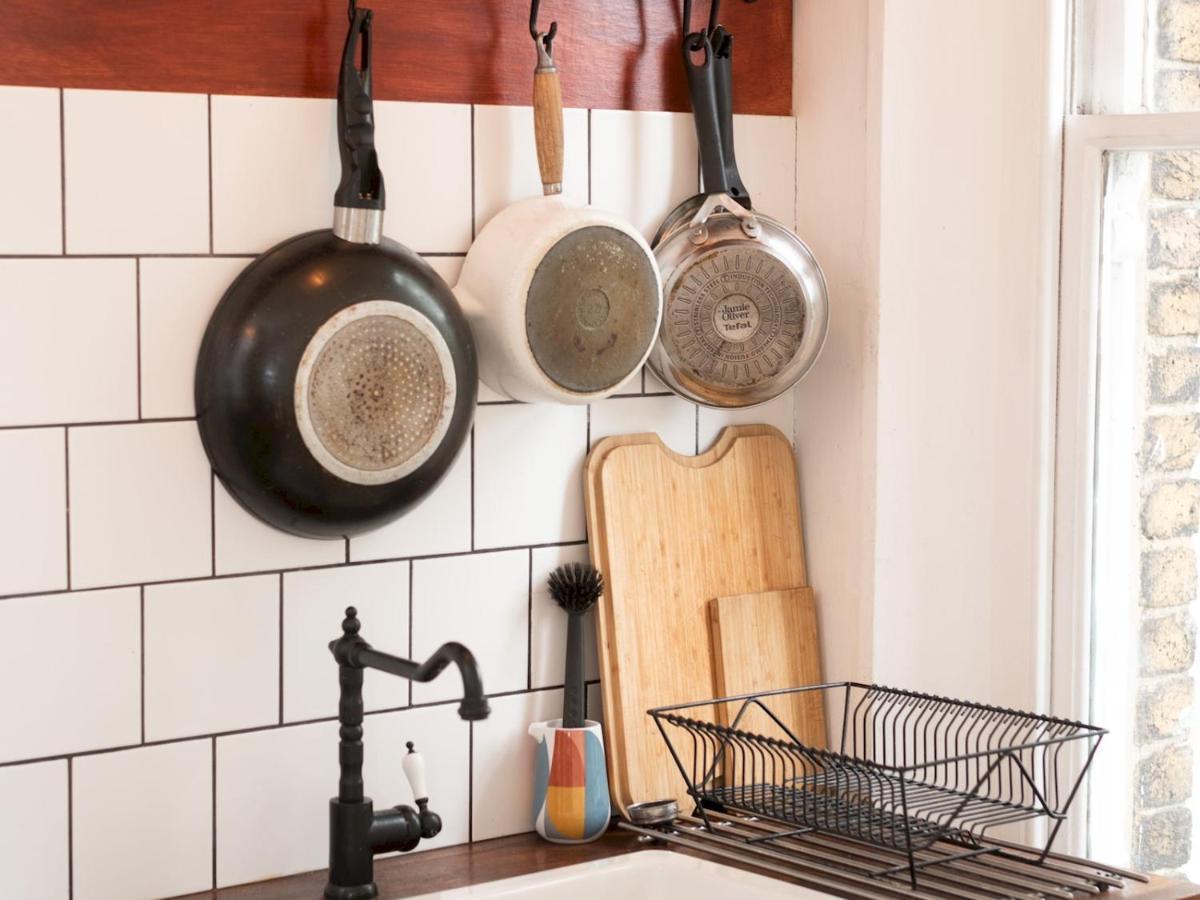 Pass The Keys Rustic And Quirky Flat In Charming Charlton Village ロンドン エクステリア 写真