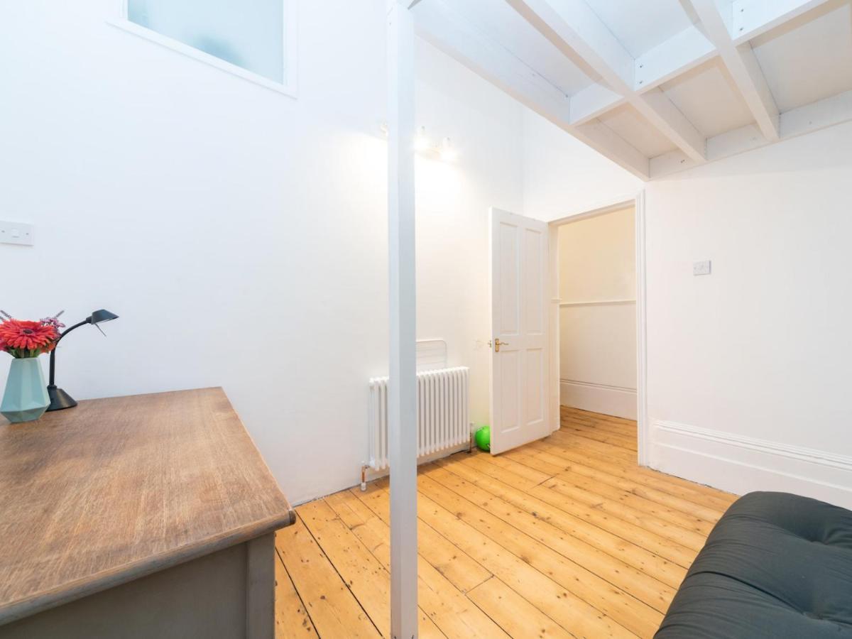 Pass The Keys Rustic And Quirky Flat In Charming Charlton Village ロンドン エクステリア 写真