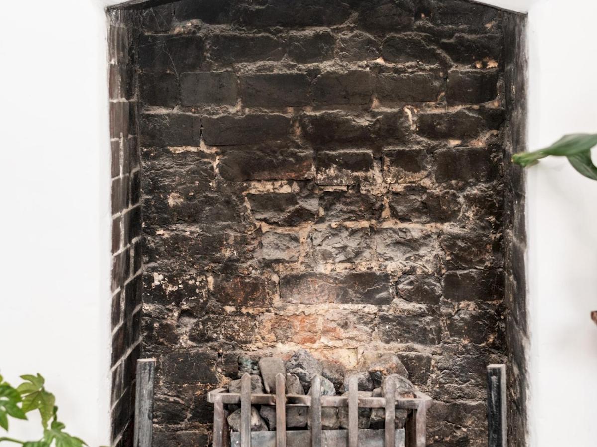 Pass The Keys Rustic And Quirky Flat In Charming Charlton Village ロンドン エクステリア 写真