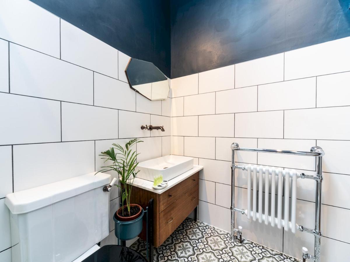 Pass The Keys Rustic And Quirky Flat In Charming Charlton Village ロンドン エクステリア 写真